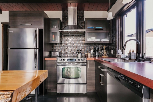 Jääkaappi, mikroaaltouuni, uuni, liesi