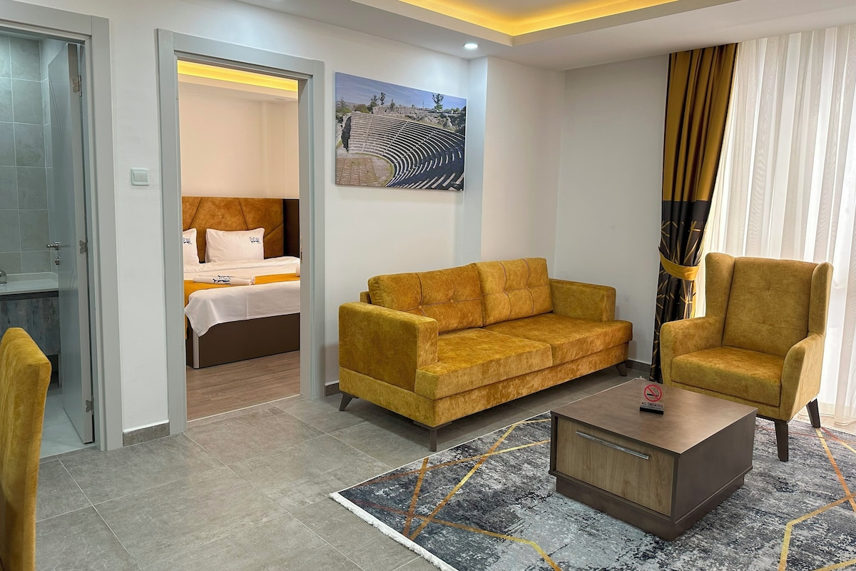 Deluxe Süit, Şehir Manzaralı | Oturma alanı | Uydu yayını kanalları bulunan 52 inç akıllı televizyon 