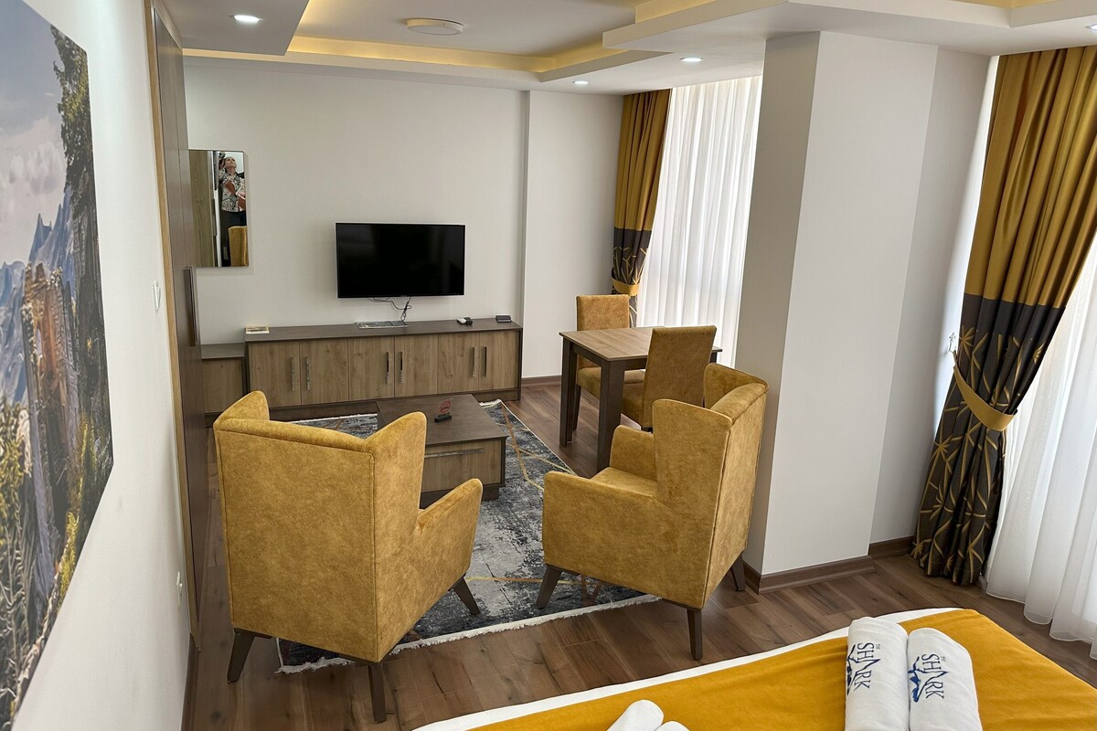 Deluxe Stüdyo, Deniz Manzaralı | Oturma alanı | Uydu yayını kanalları bulunan 52 inç akıllı televizyon 