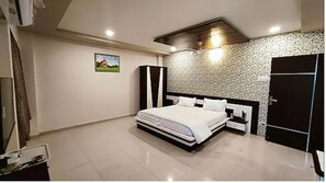Deluxe Room | 1 bedroom, desk, free WiFi