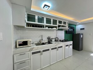 Microwave, stovetop - Solstice Suites With Pool 52 Pax capacity (Amadeo)