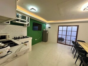 Microwave, stovetop - Solstice Suites With Pool 52 Pax capacity (Amadeo)