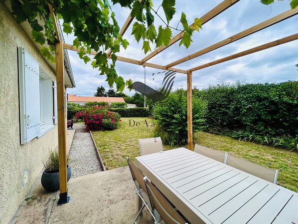 Outdoor dining - Chavid 17 - Spacieuse Maison Avec Jardin (Échillais)