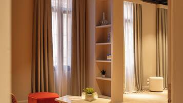 Departamento de lujo | Área de sala de estar | Televisión de 30 pulgadas con canales digitales