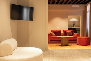 Luxury Apartment | Living area | 30-inch TV with digital channels - Design Apartments San Marco (Venice)