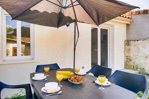 Outdoor dining - Maison Rénovée en Centre Ville (Libourne)