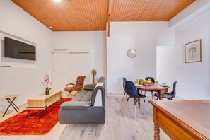 TV, offices - Maison Rénovée en Centre Ville (Libourne)