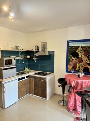 Jääkaappi, mikroaaltouuni, mausteet