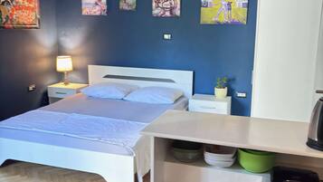 1 bedroom, desk, iron/ironing board, WiFi