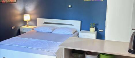 1 bedroom, desk, iron/ironing board, WiFi