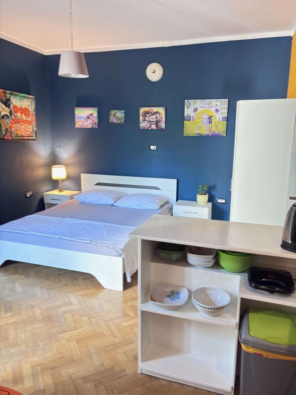 1 makuuhuone, työpöytä, silitysrauta/-lauta, Wi-Fi