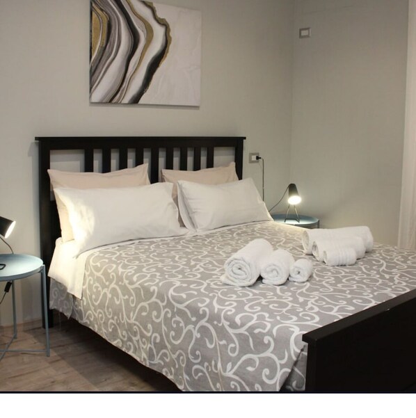 4 bedrooms, iron/ironing board, WiFi, bed sheets