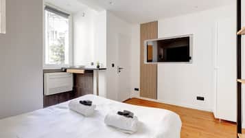 1 habitación, escritorio, tabla de planchar con plancha y cuna de viaje