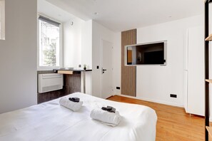 1 bedroom, desk, iron/ironing board, travel cot - Studio moderne et climatise aux Champs-Elysées (Paris)