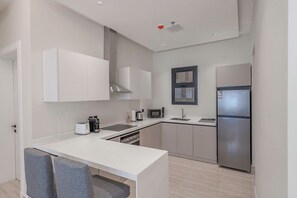 Luxury Apartment, 3 Bedrooms, Balcony, Garden View | Private kitchen | Electric kettle, toaster - Mabaat - Al Qirawan - 557 (Riyadh)