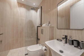 Departamento de lujo, 3 habitaciones, balcón, vista al jardín | Baño | Pantuflas