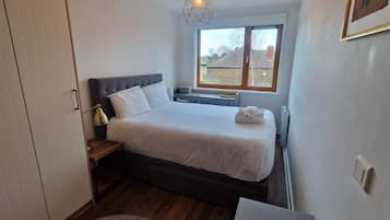 2 bedrooms, iron/ironing board, Internet, bed sheets