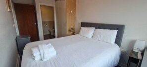 2 slaapkamers, een strijkplank/strijkijzer, internet, beddengoed