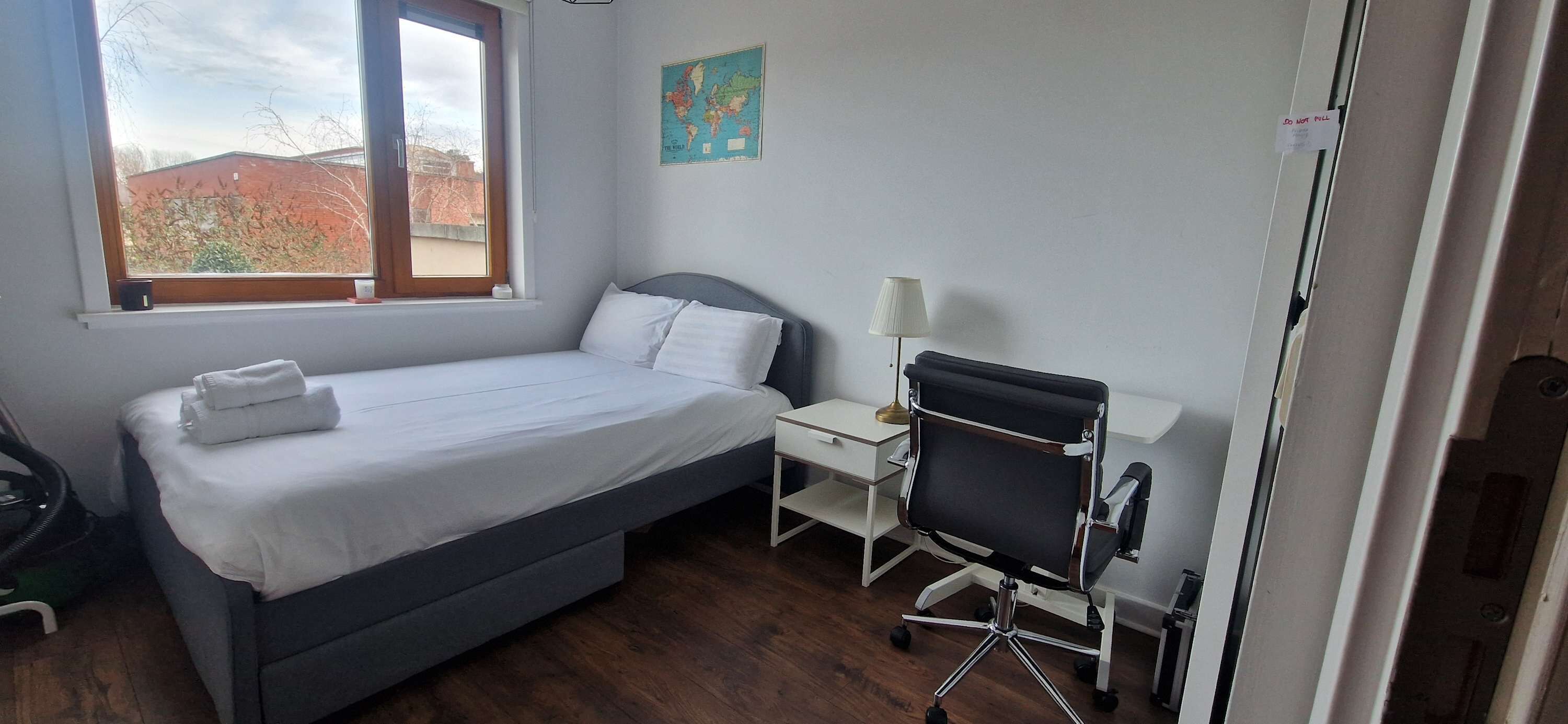 2 habitaciones, tabla de planchar con plancha y acceso a internet 