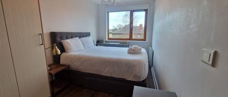 2 bedrooms, iron/ironing board, internet, bed sheets