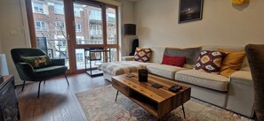 TV, stereo - Cool n Comfy 2BD in Irishtown, D4 Beside Aviva (Dublin)