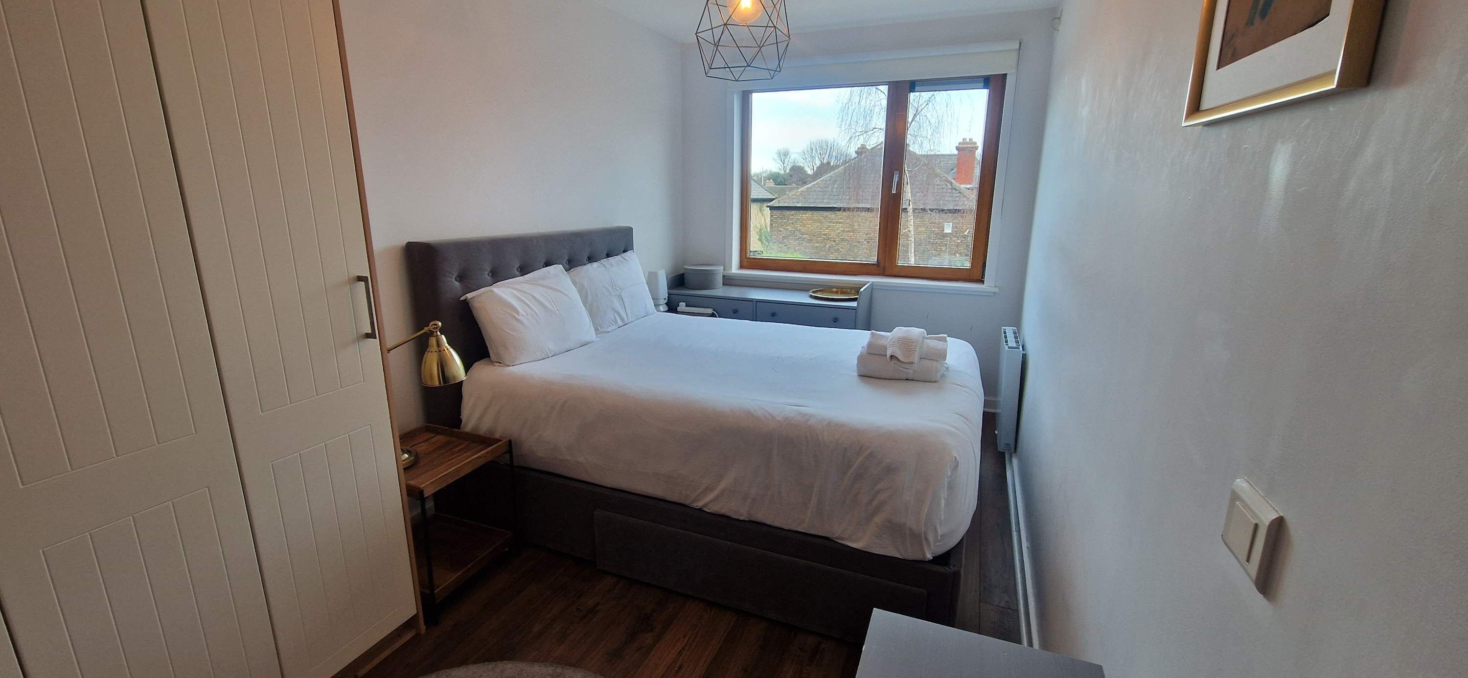 2 habitaciones, tabla de planchar con plancha, internet y ropa de cama 