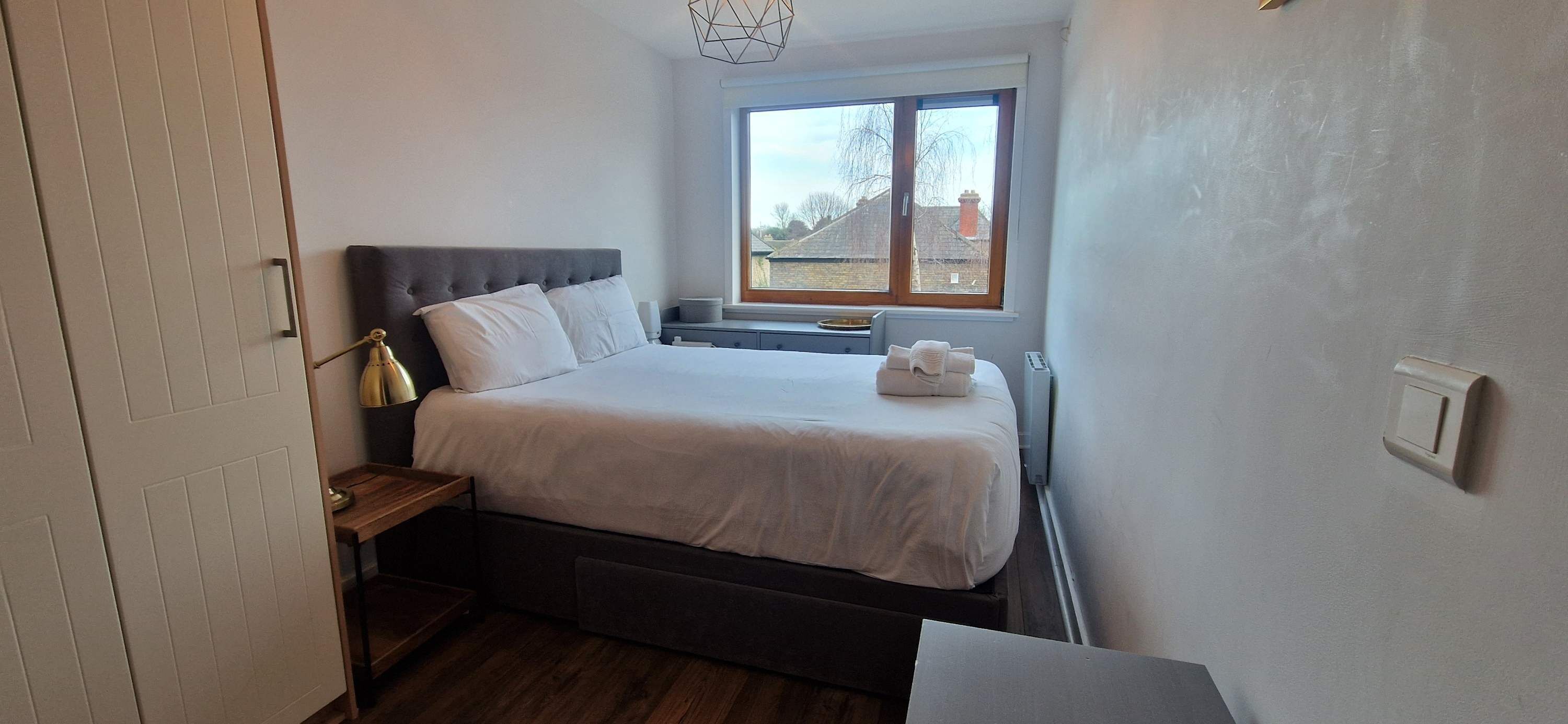 2 bedrooms, iron/ironing board, internet, bed sheets