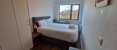 2 dormitorios, tabla de planchar con plancha, Internet y ropa de cama