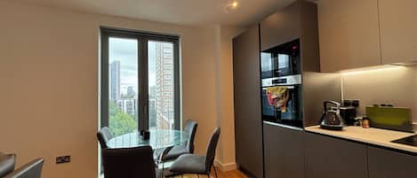 Refrigerador, microondas, horno y parrilla de estufa