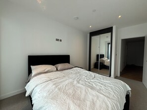 2 bedrooms, iron/ironing board, Internet, bed sheets - Chic 2BD Flat with Private Balcony in Battersea (Greater London)
