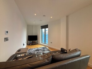 TV - Chic 2BD Flat with Private Balcony in Battersea (Greater London)
