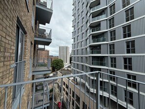 Property grounds - Chic 2BD Flat with Private Balcony in Battersea (Greater London)