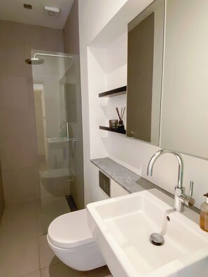 Douche, serviettes fournies