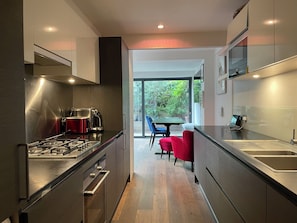 Geladeira, micro-ondas, fogão, cooktop