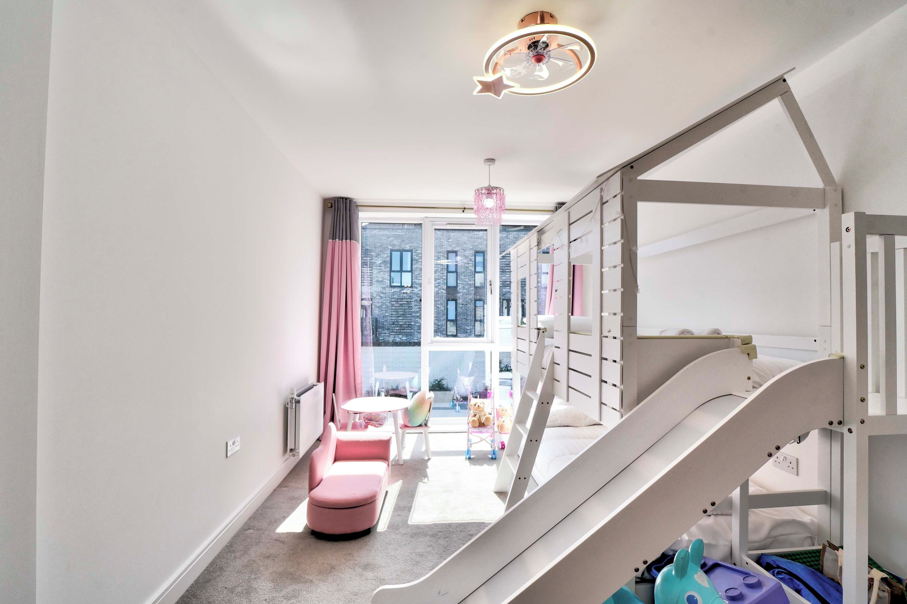 5 bedrooms, iron/ironing board, Internet, bed sheets