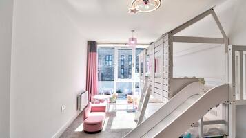 5 bedrooms, iron/ironing board, Internet, bed sheets