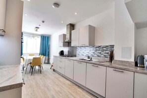 Fridge, microwave, stovetop, dishwasher