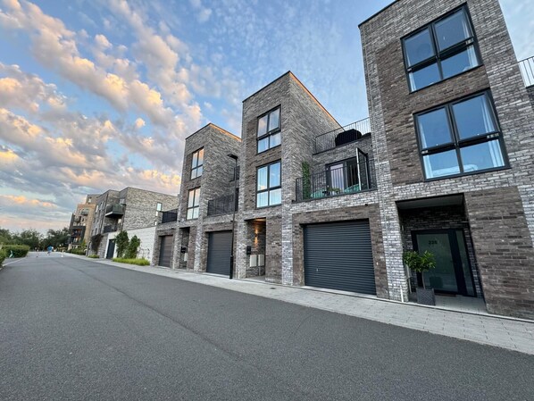 Exterior - Beautiful Newbuild 5 bedroom Town House (Essex)