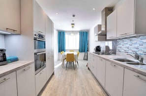 Réfrigérateur, four à micro-ondes, surface de cuisson, lave-vaisselle