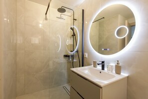 Shower, jetted tub, hair dryer, towels - ON VACAY : Haven of peace, sea view, 100m from the beach - Whirlpool bath (Cannes)