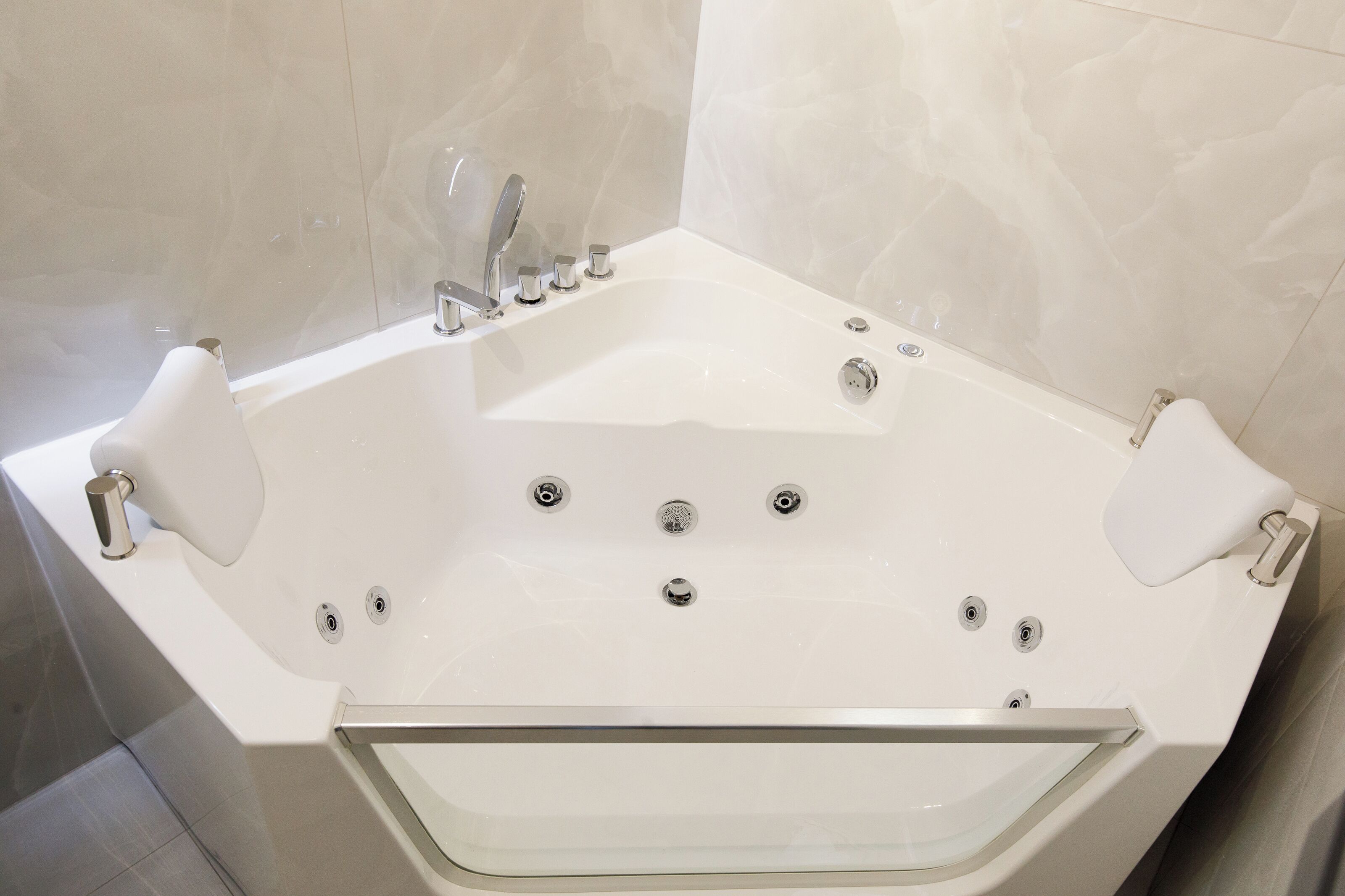Une salle de bain moderne avec une baignoire sur pieds, une douchette et une cabine de douche en verre.