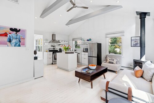 Charming 2-bedroom cottage in Sag Harbor with AC, WiFi