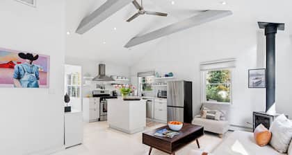 Charming 2-bedroom cottage in Sag Harbor with AC, WiFi