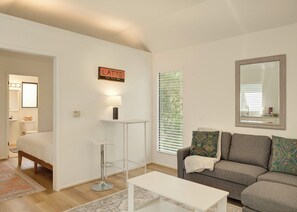 4 bedrooms, iron/ironing board, free WiFi, bed sheets - 3950 Fuente de Cantos - "Fountain of Songs" (Carmel)