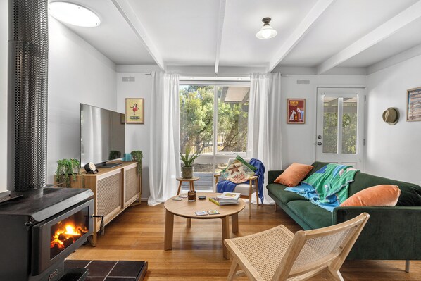 Smart TV, fireplace, books - WHITE BEACH COTTAGE, COASTAL BEACH HOLIDAY HOME, TOOTGAROOK (Tootgarook)