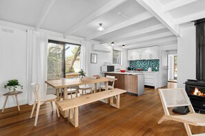 Dining - WHITE BEACH COTTAGE, COASTAL BEACH HOLIDAY HOME, TOOTGAROOK (Tootgarook)