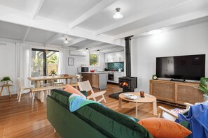 Smart TV, fireplace, books - WHITE BEACH COTTAGE, COASTAL BEACH HOLIDAY HOME, TOOTGAROOK (Tootgarook)