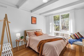 3 bedrooms, iron/ironing board, free WiFi - WHITE BEACH COTTAGE, COASTAL BEACH HOLIDAY HOME, TOOTGAROOK (Tootgarook)