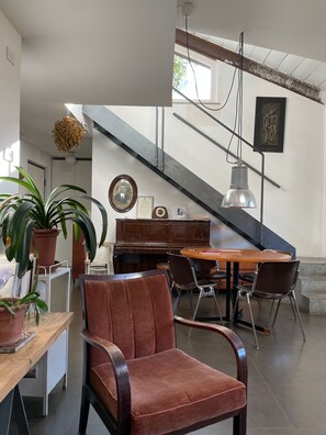 Interior - cosy room with sea view terrace in an architect's house (Trieste)