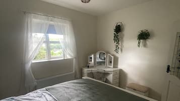 House | 2 bedrooms, iron/ironing board, free WiFi, bed sheets